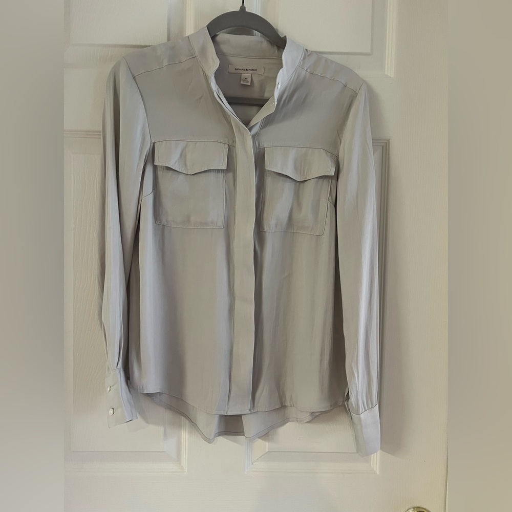 Banana Republic light gray button up blouse. Flap pockets. EUC! Size XS - Picture 1 of 10